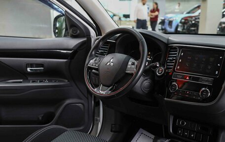 Mitsubishi Outlander III рестайлинг 3, 2019 год, 1 790 000 рублей, 12 фотография