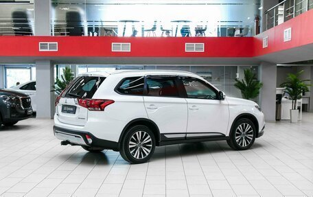 Mitsubishi Outlander III рестайлинг 3, 2019 год, 1 790 000 рублей, 5 фотография