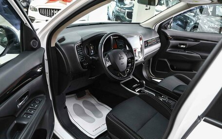 Mitsubishi Outlander III рестайлинг 3, 2019 год, 1 790 000 рублей, 6 фотография