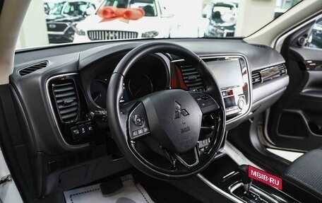 Mitsubishi Outlander III рестайлинг 3, 2019 год, 1 790 000 рублей, 8 фотография