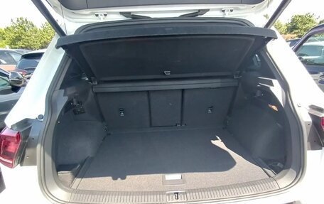 Volkswagen Tiguan II, 2019 год, 2 100 000 рублей, 16 фотография