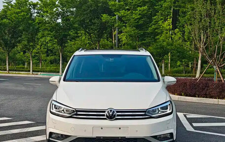 Volkswagen Touran III, 2022 год, 1 900 004 рублей, 2 фотография