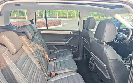 Volkswagen Touran III, 2022 год, 1 900 004 рублей, 26 фотография