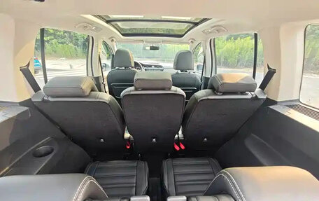 Volkswagen Touran III, 2022 год, 1 900 004 рублей, 28 фотография