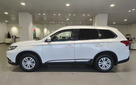 Mitsubishi Outlander III рестайлинг 3, 2017 год, 1 867 000 рублей, 10 фотография
