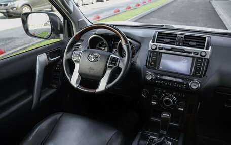 Toyota Land Cruiser Prado 150 рестайлинг 2, 2017 год, 3 799 000 рублей, 13 фотография
