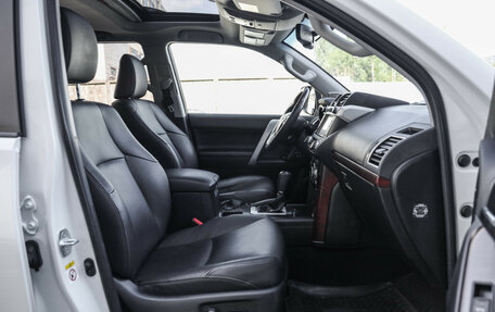 Toyota Land Cruiser Prado 150 рестайлинг 2, 2017 год, 3 799 000 рублей, 29 фотография