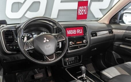 Mitsubishi Outlander III рестайлинг 3, 2021 год, 2 899 000 рублей, 12 фотография
