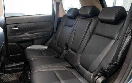 Mitsubishi Outlander III рестайлинг 3, 2021 год, 2 899 000 рублей, 15 фотография