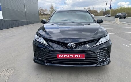 Toyota Camry, 2021 год, 3 300 000 рублей, 2 фотография
