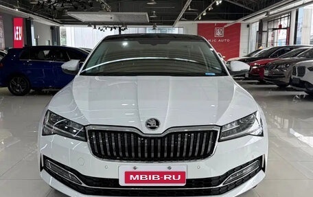 Skoda Superb III рестайлинг, 2023 год, 1 800 000 рублей, 1 фотография