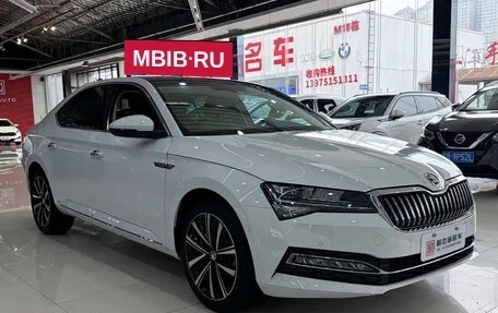 Skoda Superb III рестайлинг, 2023 год, 1 800 000 рублей, 2 фотография