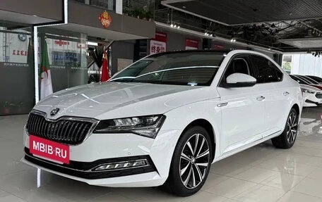 Skoda Superb III рестайлинг, 2023 год, 1 800 000 рублей, 3 фотография