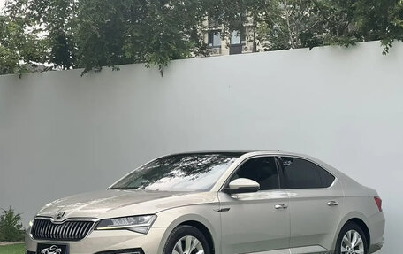Skoda Superb III рестайлинг, 2022 год, 1 800 000 рублей, 1 фотография