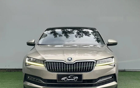 Skoda Superb III рестайлинг, 2022 год, 1 800 000 рублей, 2 фотография