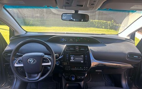 Toyota Prius IV XW50, 2016 год, 1 750 000 рублей, 5 фотография