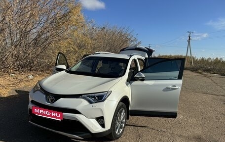 Toyota RAV4, 2017 год, 2 450 000 рублей, 6 фотография