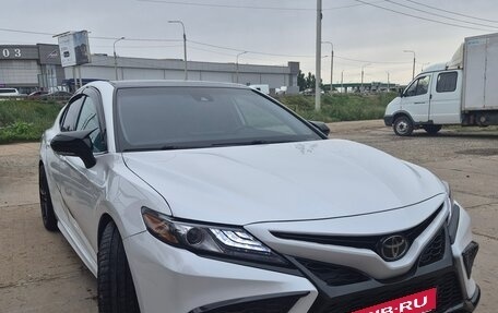 Toyota Camry, 2021 год, 2 600 000 рублей, 2 фотография