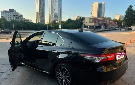 Toyota Camry, 2023 год, 2 950 000 рублей, 4 фотография