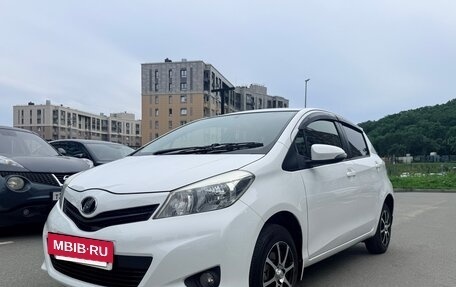 Toyota Vitz, 2013 год, 690 000 рублей, 2 фотография