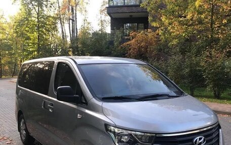 Hyundai Grand Starex Grand Starex I рестайлинг 2, 2018 год, 3 300 000 рублей, 2 фотография