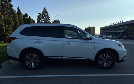 Mitsubishi Outlander III рестайлинг 3, 2018 год, 1 650 000 рублей, 4 фотография
