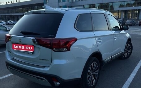 Mitsubishi Outlander III рестайлинг 3, 2018 год, 1 650 000 рублей, 5 фотография