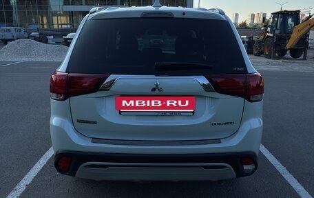 Mitsubishi Outlander III рестайлинг 3, 2018 год, 1 650 000 рублей, 6 фотография