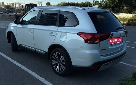 Mitsubishi Outlander III рестайлинг 3, 2018 год, 1 650 000 рублей, 7 фотография