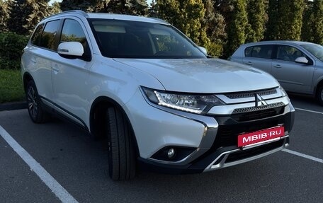 Mitsubishi Outlander III рестайлинг 3, 2018 год, 1 650 000 рублей, 2 фотография