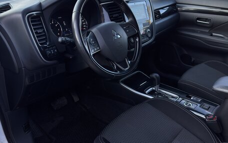 Mitsubishi Outlander III рестайлинг 3, 2018 год, 1 650 000 рублей, 14 фотография