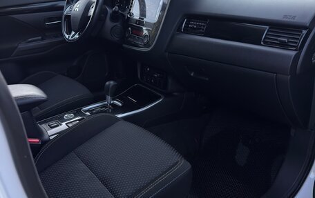 Mitsubishi Outlander III рестайлинг 3, 2018 год, 1 650 000 рублей, 12 фотография