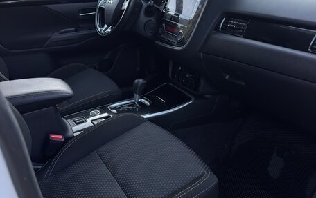 Mitsubishi Outlander III рестайлинг 3, 2018 год, 1 650 000 рублей, 13 фотография