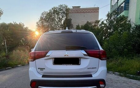 Mitsubishi Outlander III рестайлинг 3, 2018 год, 1 720 000 рублей, 3 фотография