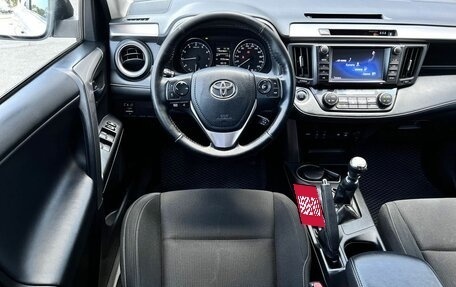 Toyota RAV4, 2018 год, 2 420 000 рублей, 10 фотография