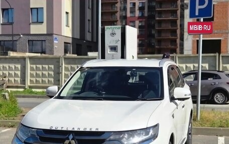 Mitsubishi Outlander III рестайлинг 3, 2015 год, 1 770 000 рублей, 1 фотография