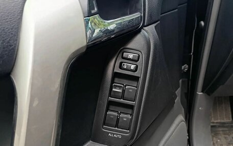 Toyota Land Cruiser Prado 150 рестайлинг 2, 2013 год, 3 399 000 рублей, 7 фотография