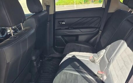 Mitsubishi Outlander III рестайлинг 3, 2015 год, 1 770 000 рублей, 8 фотография