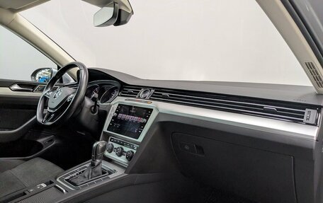 Volkswagen Passat B8 рестайлинг, 2019 год, 2 400 000 рублей, 17 фотография