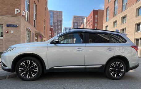 Mitsubishi Outlander III рестайлинг 3, 2021 год, 2 490 000 рублей, 9 фотография