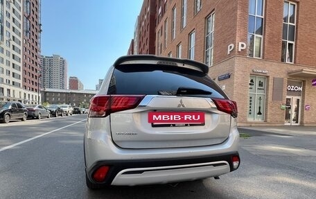 Mitsubishi Outlander III рестайлинг 3, 2021 год, 2 490 000 рублей, 7 фотография