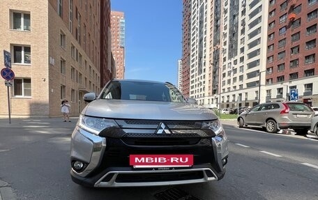 Mitsubishi Outlander III рестайлинг 3, 2021 год, 2 490 000 рублей, 5 фотография