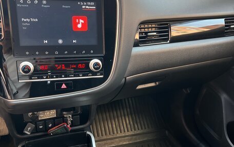 Mitsubishi Outlander III рестайлинг 3, 2021 год, 2 490 000 рублей, 13 фотография