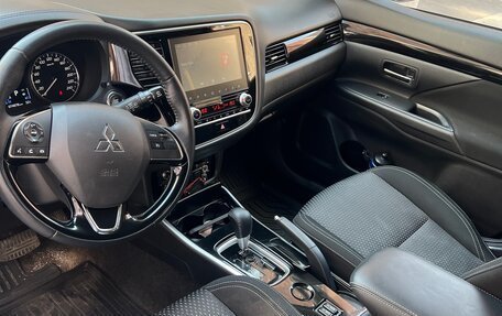 Mitsubishi Outlander III рестайлинг 3, 2021 год, 2 490 000 рублей, 11 фотография