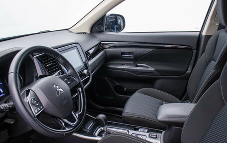 Mitsubishi Outlander III рестайлинг 3, 2021 год, 2 145 000 рублей, 11 фотография