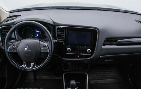 Mitsubishi Outlander III рестайлинг 3, 2021 год, 2 145 000 рублей, 14 фотография