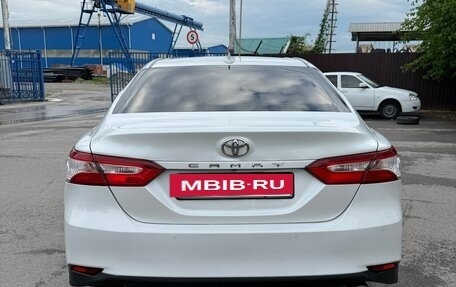 Toyota Camry, 2021 год, 2 300 000 рублей, 10 фотография
