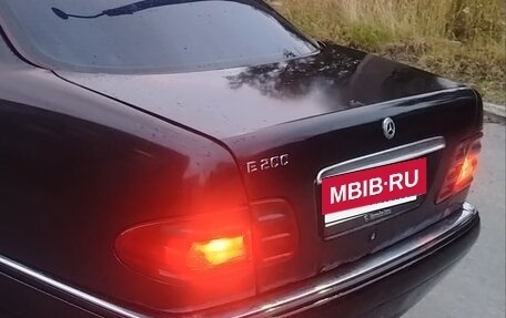 Mercedes-Benz E-Класс, 1998 год, 290 000 рублей, 2 фотография