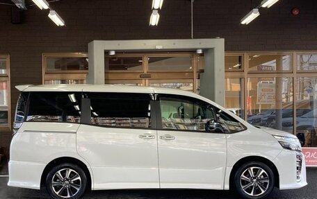 Toyota Voxy III, 2021 год, 1 873 000 рублей, 2 фотография