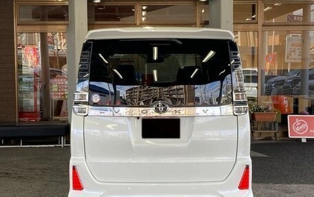Toyota Voxy III, 2021 год, 1 873 000 рублей, 4 фотография